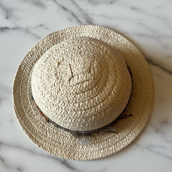 Elegant Cream Straw Hat with Feather Detail - Picture 2 of 2